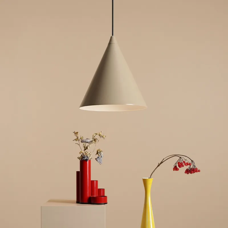 Stożkowa lampa wisząca Form Łatwy zwrot